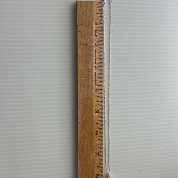 Elegant Silver Necklace with Green Pendant - Picture 3 of 6